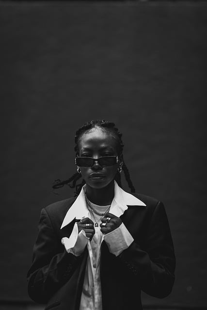 retrato profesional de mujer coach financiera en oficina con luz natural