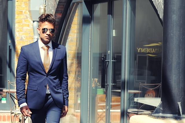 retrato profesional de hombre educador financiero sonriendo en despacho moderno