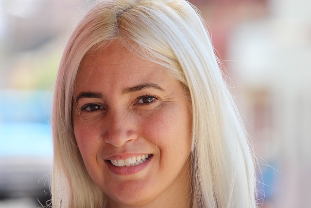 retrato profesional de mujer joven especialista en finanzas personales con portátil