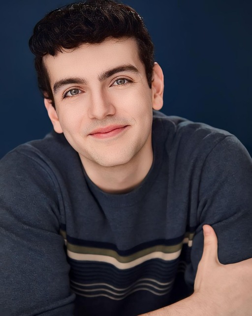 sesión de coaching financiero entre coach y participante en mesa de reuniones con gráficos